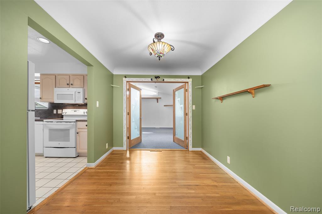 545 Woodbridge Circle, Waterford, MI 48327 — Photo 9