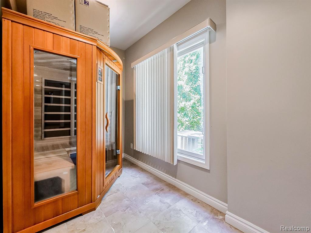5570 HAMPSHIRE Drive, West Bloomfield, MI — Photo 59
