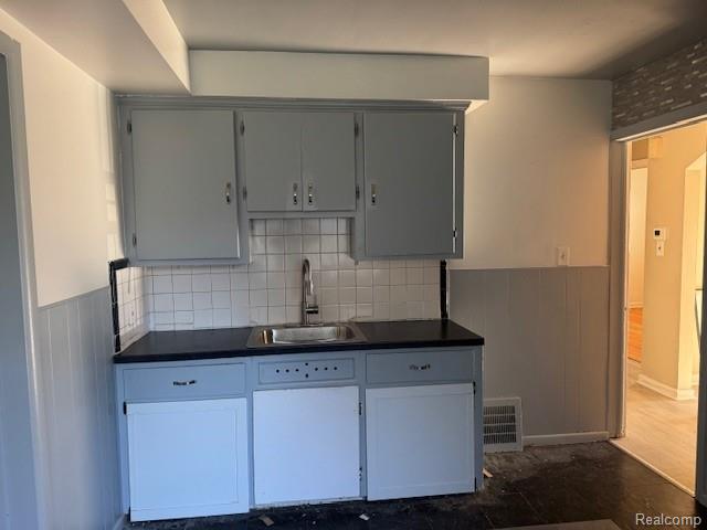 8215 MANSFIELD Street, Detroit, MI 48228 — Photo 3