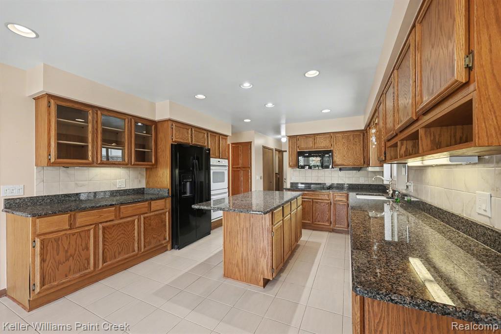 422 Parkland Court, Rochester Hills, MI 48307 — Photo 8