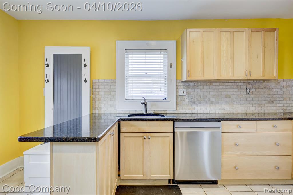 502 E LEWISTON Avenue, Ferndale, MI 48220 — Photo 20