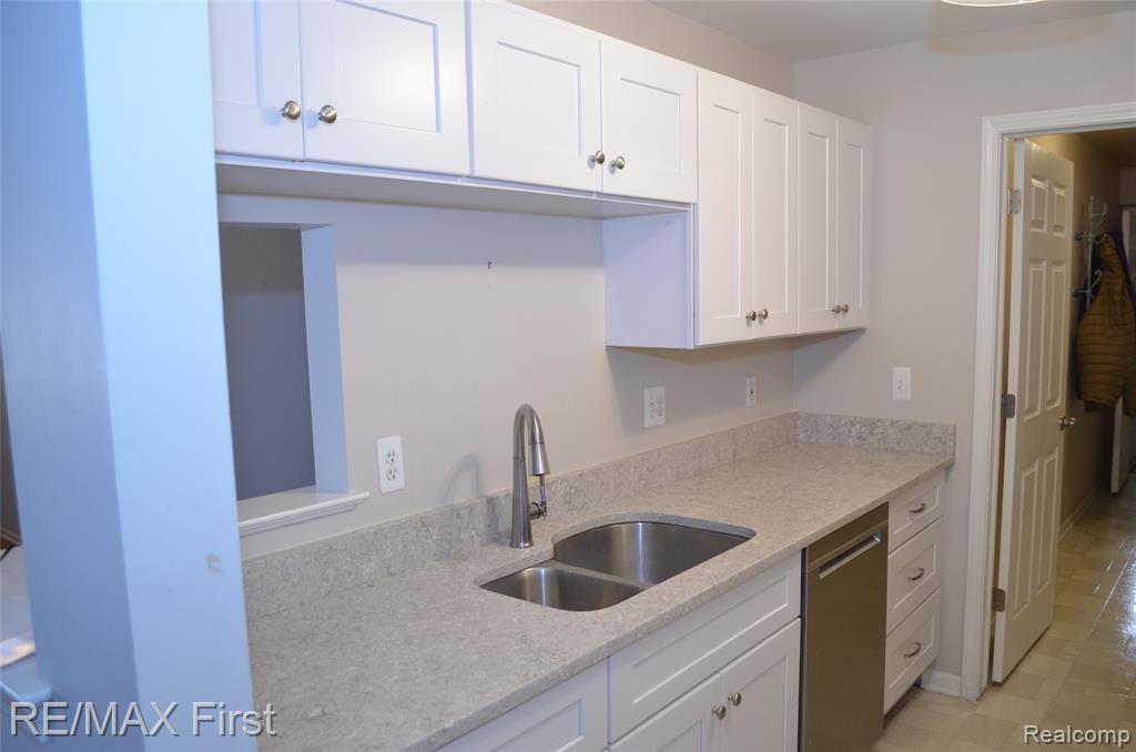 4287 Berkshire Drive, Sterling Heights, MI 48314 — Photo 9
