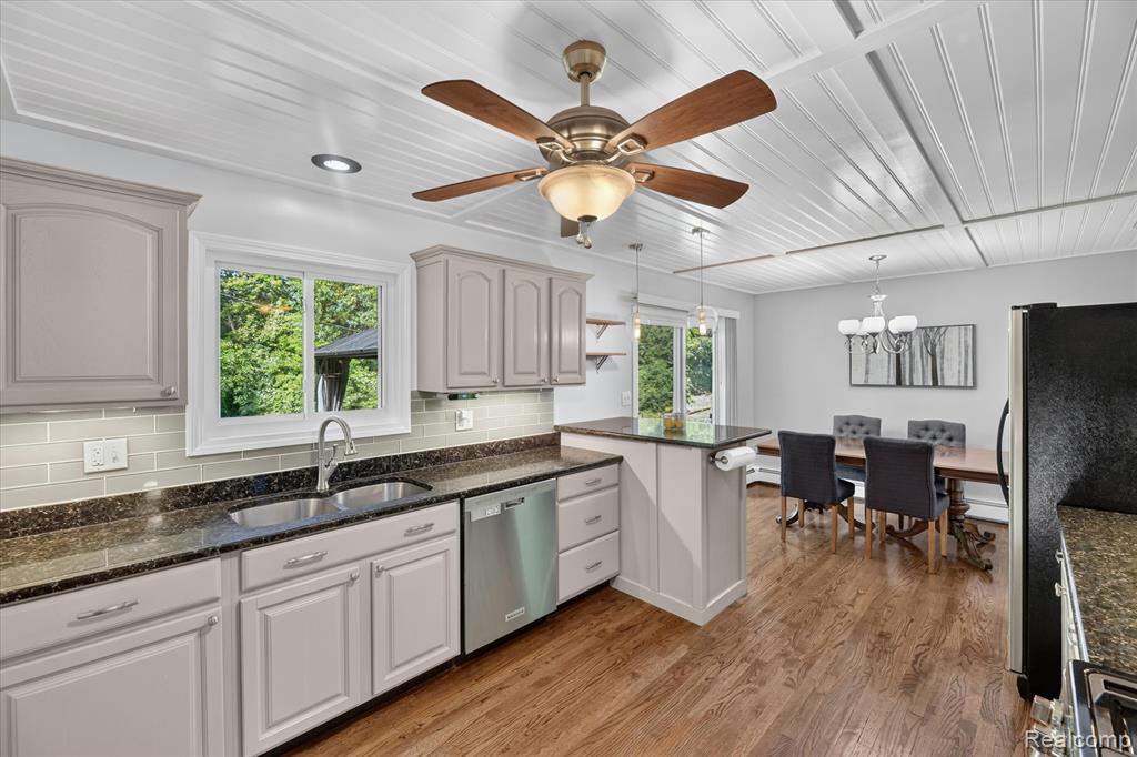 423 Sunset, White Lake, MI 48383 — Photo 21