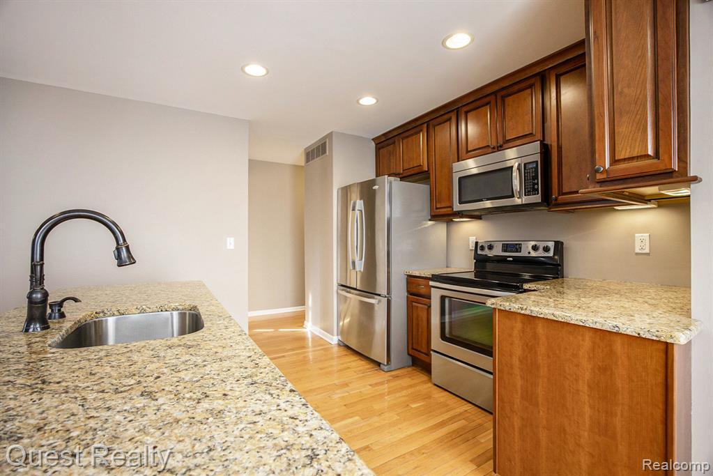 4655 CHRISTOPHER PINES Drive, Clarkston, MI — Photo 8