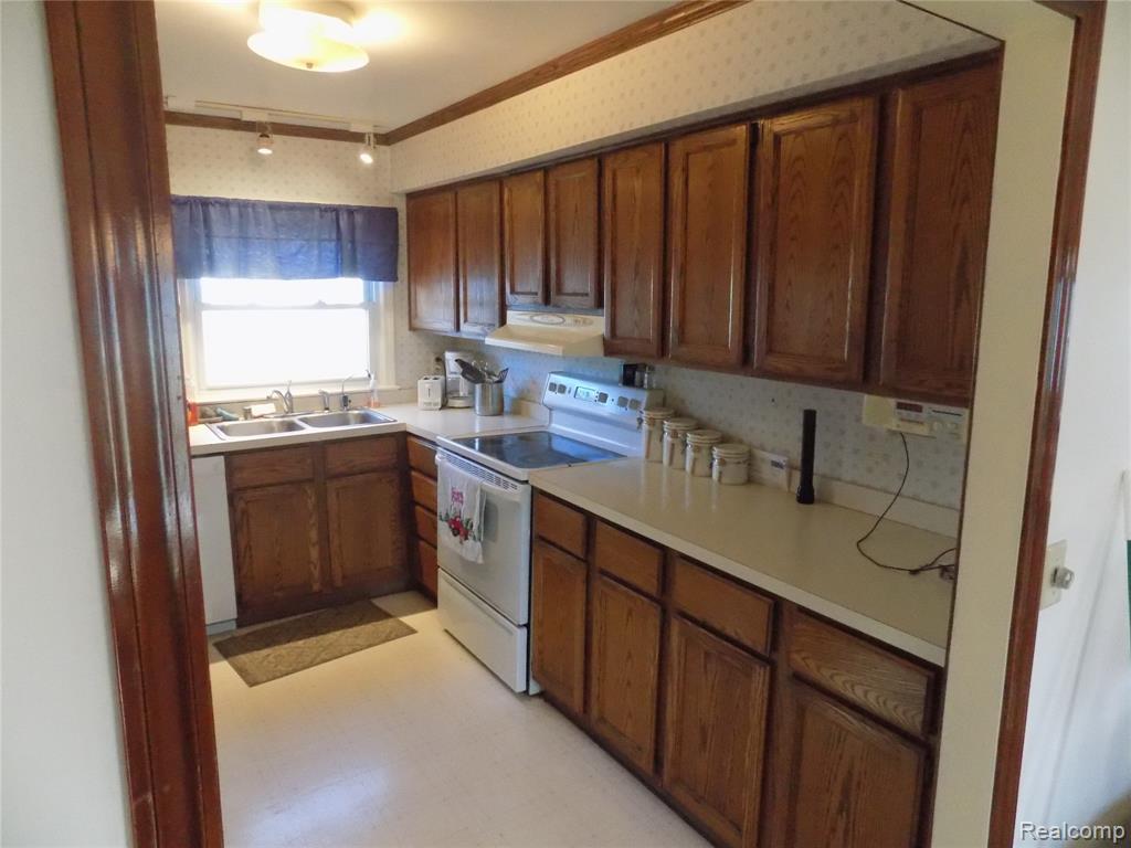 520 Whipple Street, South Lyon, MI 48178 — Photo 3