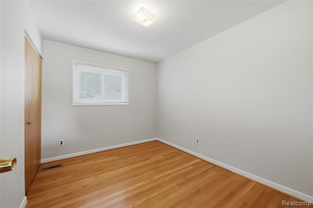 348 Sonia Avenue, Madison Heights, MI 48071 — Photo 12