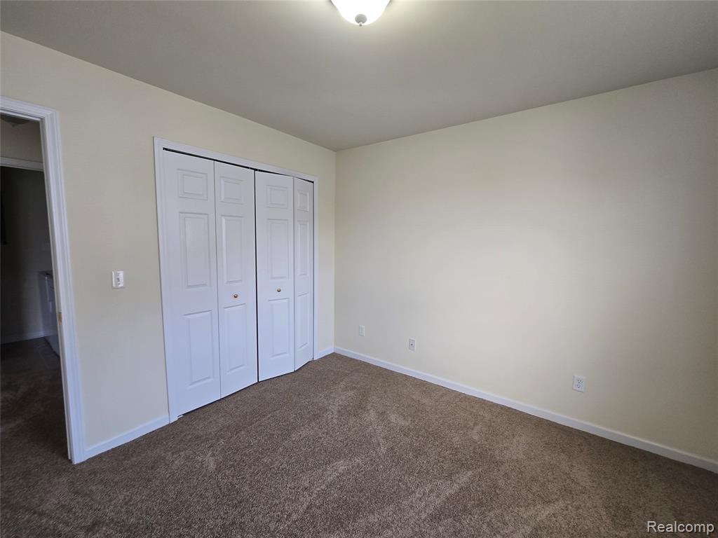 27640 HIDDEN OAKS Drive, Trenton, MI 48183 — Photo 6