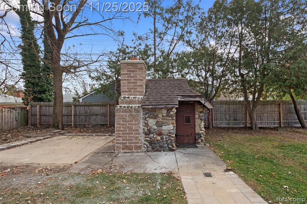 13111 Nadine Avenue, Huntington Woods, MI — Photo 30