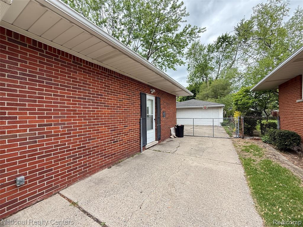 8981 Shannon Drive, Sterling Heights, MI 48314 — Photo 26