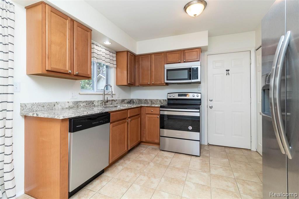 915 HARTSOUGH Court, Plymouth, MI 48170 — Photo 6