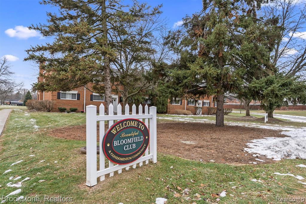 670 E Fox Hills Drive, Bloomfield Hills, MI 48304 — Photo 24