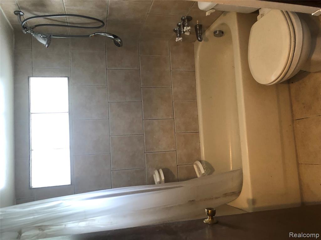 8304 Arlis Street, Commerce Twp, MI 48382 — Photo 11