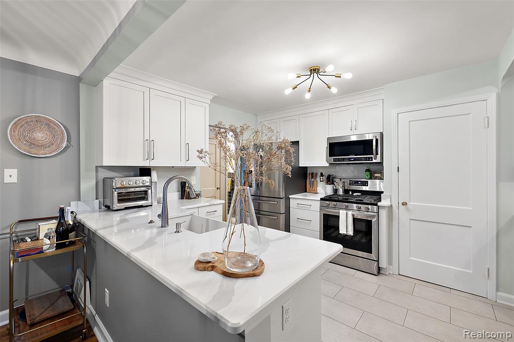 10024 Kingston Avenue, Huntington Woods, MI — Photo 12