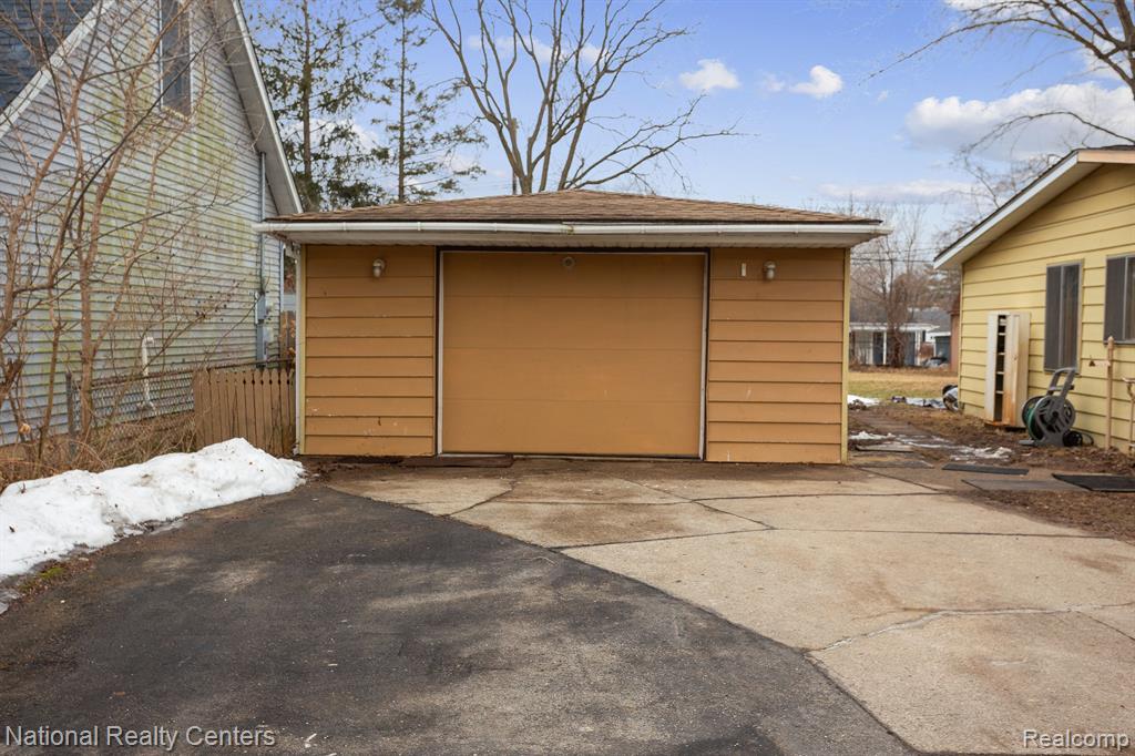 6378 Beth, Brighton, MI 48116 — Photo 2