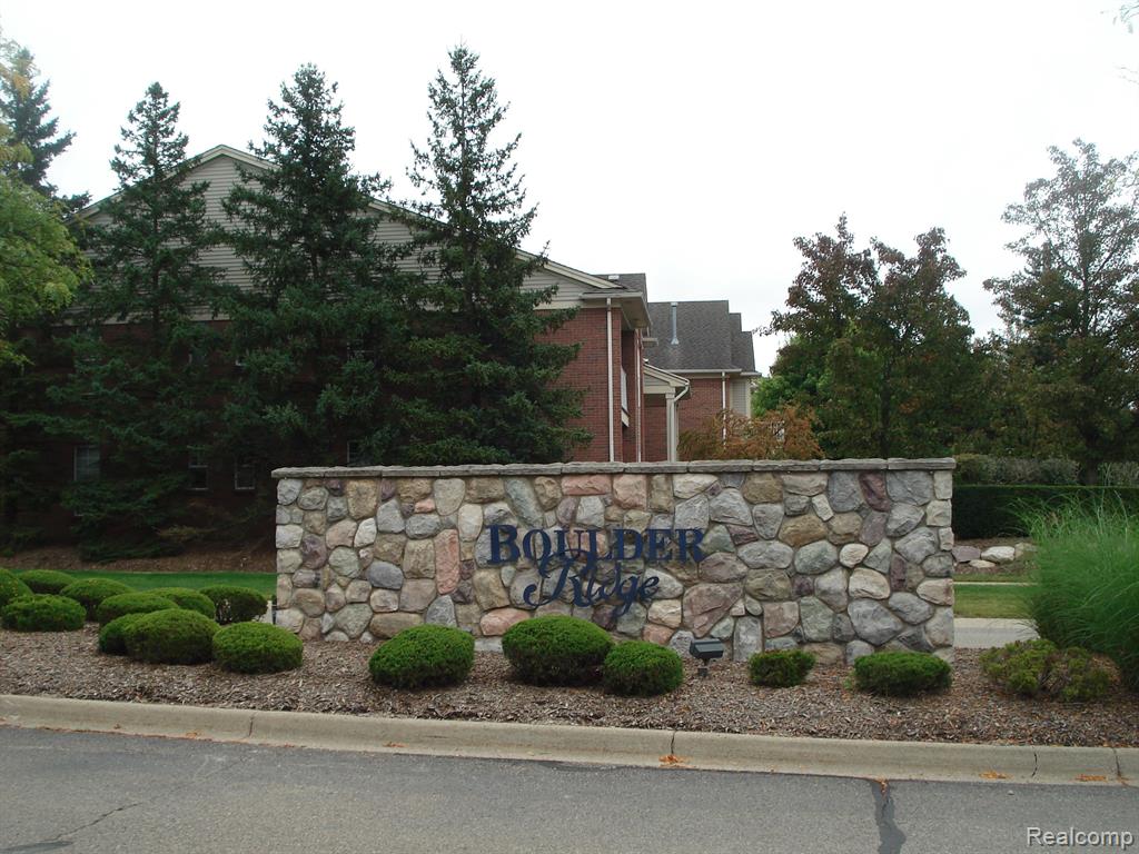 1924 FLAGSTONE Circle, Rochester, MI 48307 — Photo 2
