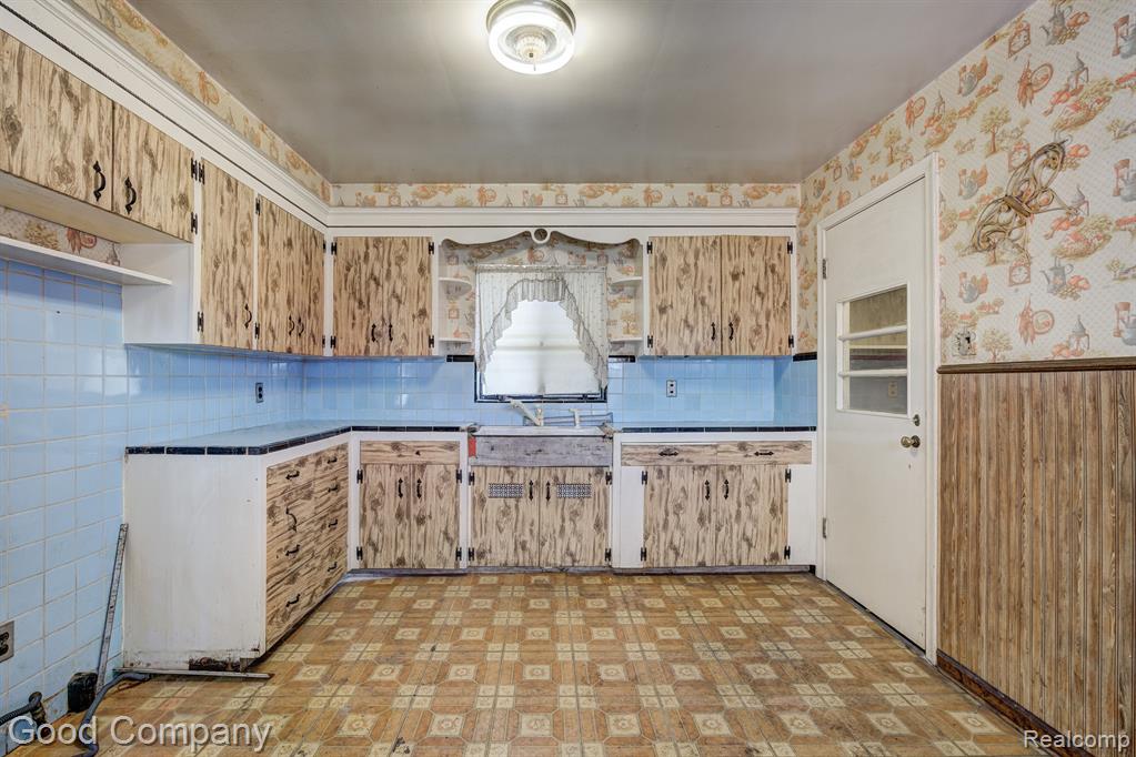 438 W MOREHOUSE Avenue, Hazel Park, MI 48030 — Photo 11