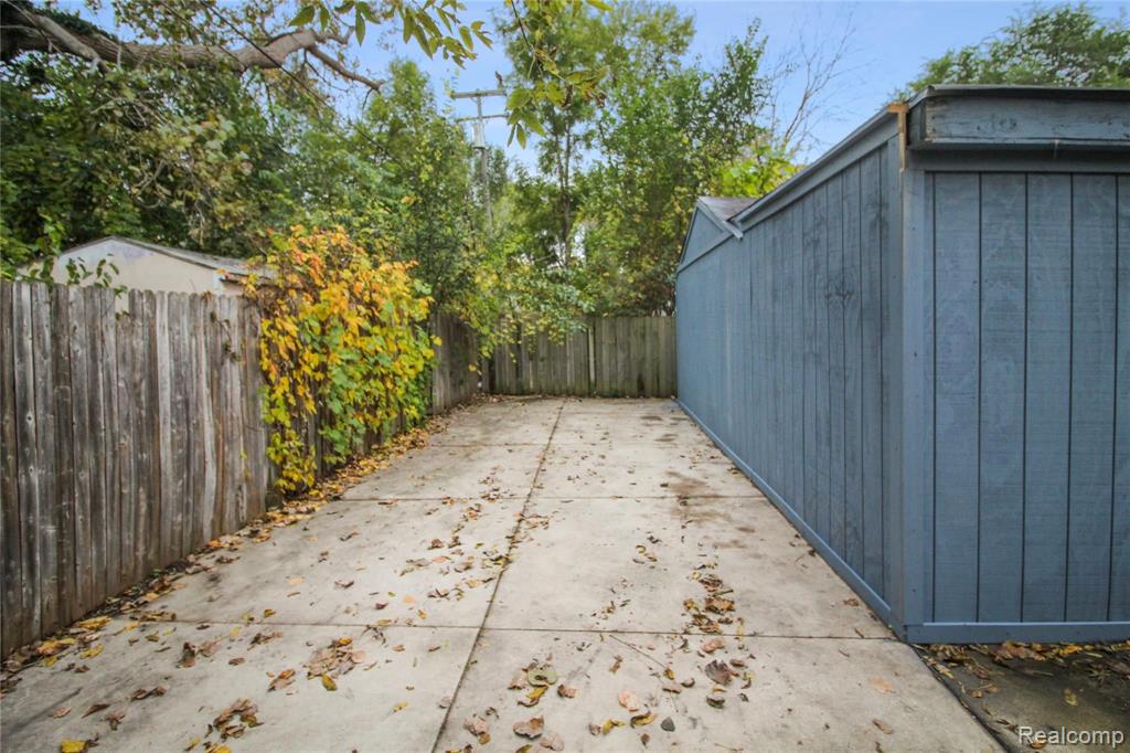 20560 DRESDEN Street, Detroit, MI 48205 — Photo 5