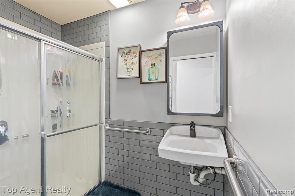 4238 GLOUCESTER Drive, Sterling Heights, MI 48310 — Photo 18