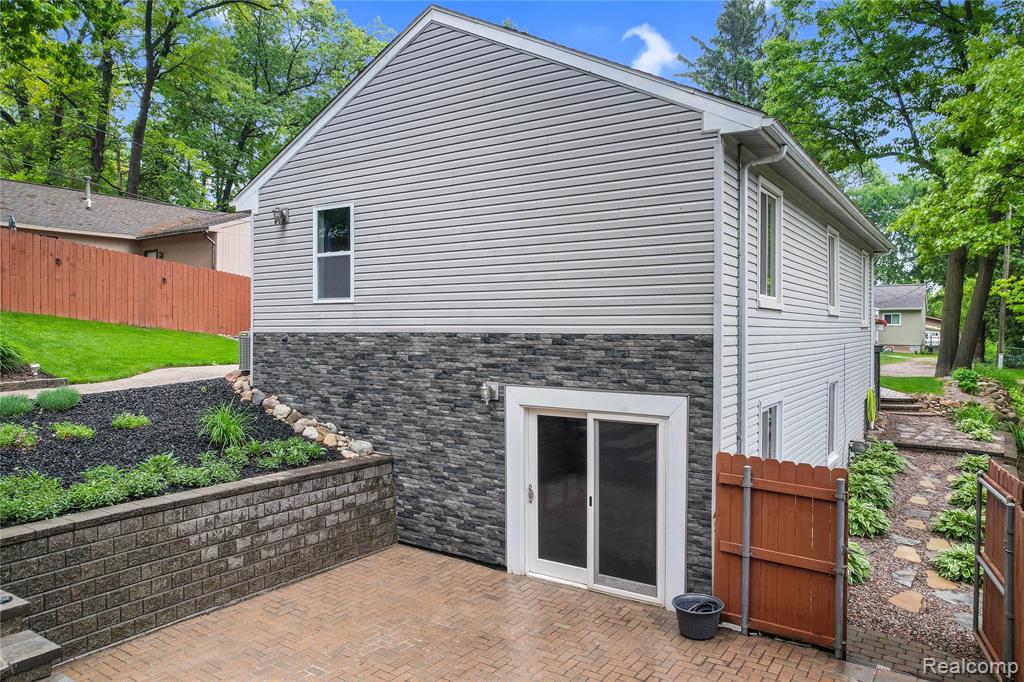 901 Ridge Road, Lake Orion, MI 48362 — Photo 14