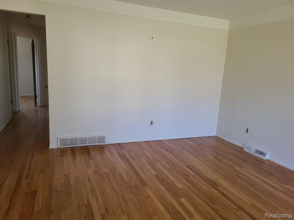 5652 WESTPOINT Street, Dearborn Heights, MI 48125 — Photo 3
