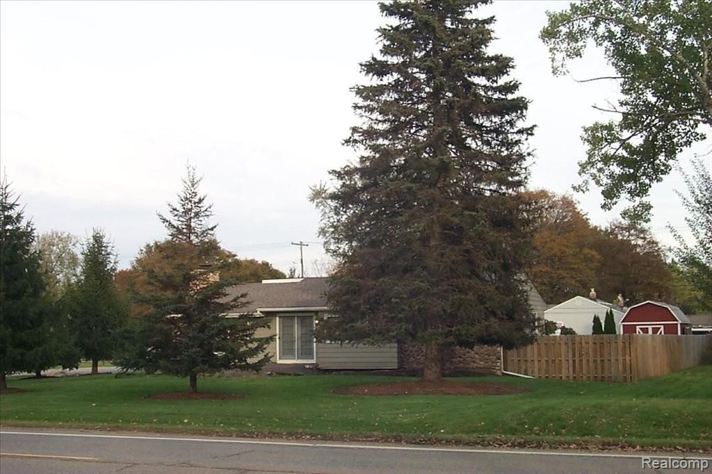 4924 Sashabaw Road, Clarkston, MI — front exterior