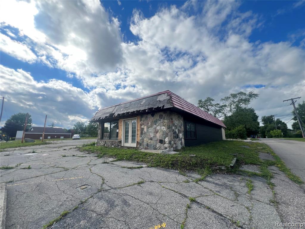 1302 W Huron St Street, Waterford, MI 48328