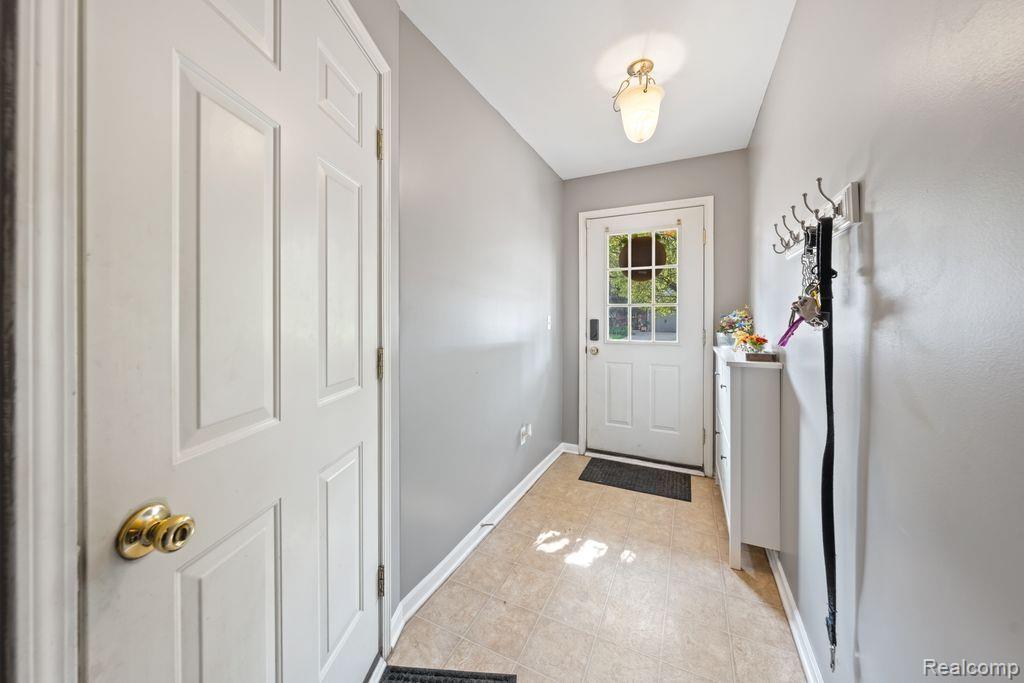 2177 KNOTTY PINE Trail, Howell, MI 48855 — Photo 2