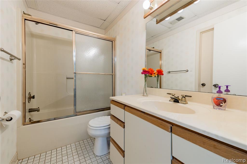 9422 Hawthorne Glen Drive, Grosse Ile, MI 48138 — Photo 35