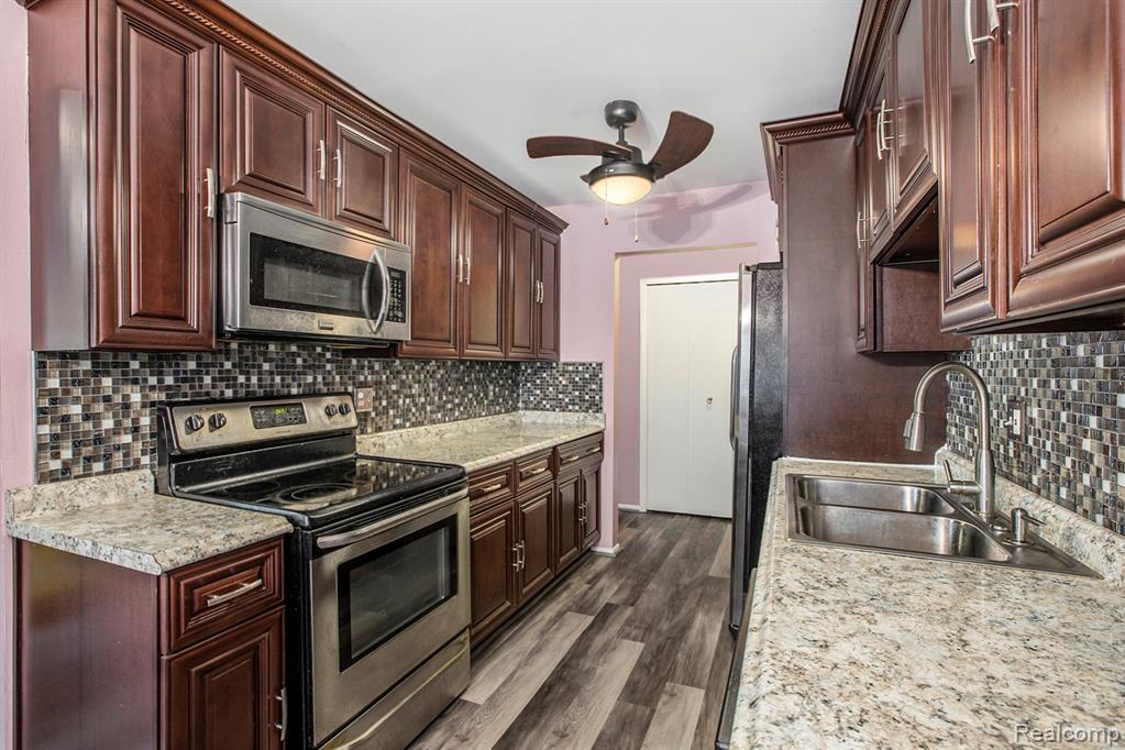 29761 Farmbrook Villa Lane, Southfield, MI 48034 — Photo 11
