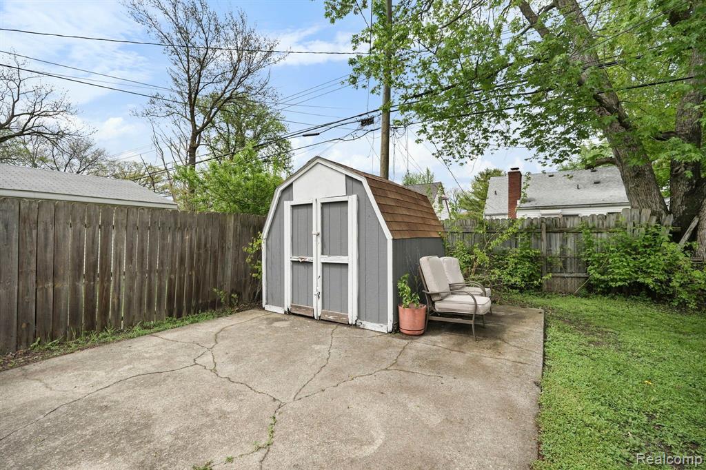 933 E ROWLAND Avenue, Madison Heights, MI 48071 — Photo 24