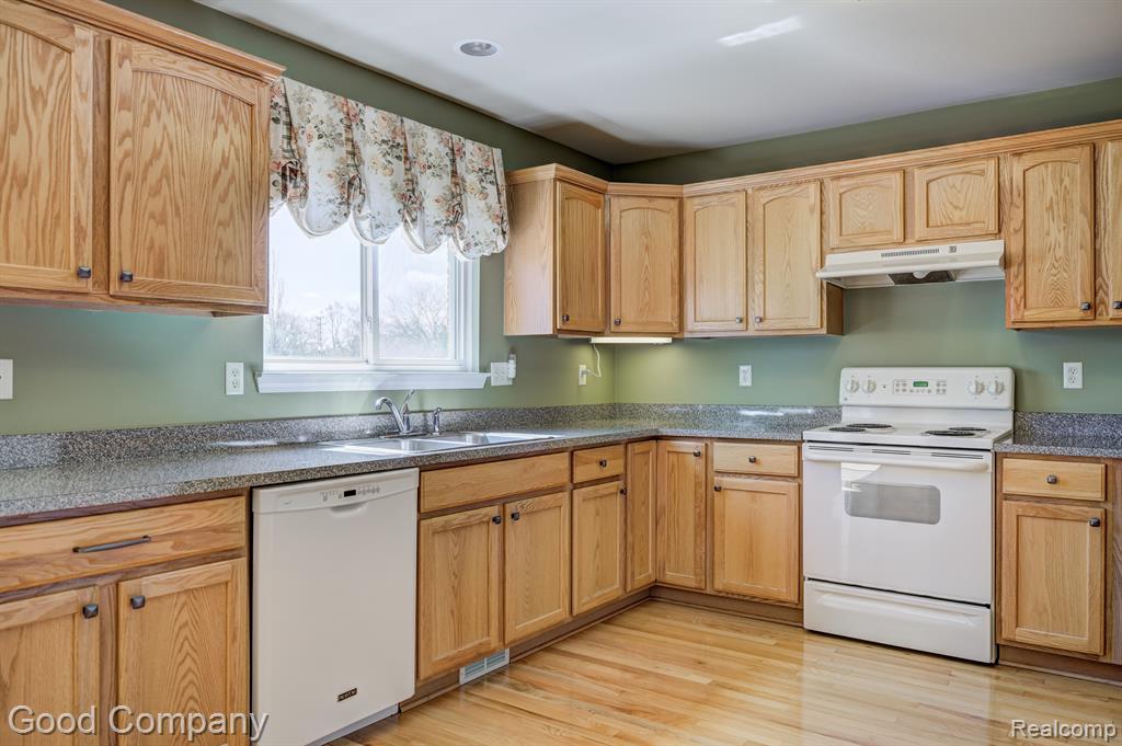 423 CEDAR Street, Wyandotte, MI 48192 — Photo 21