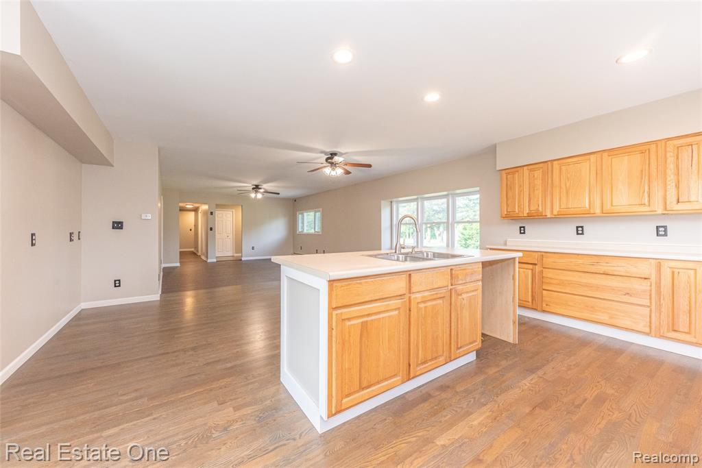 912 N Wixom Road, Wixom, MI 48393 — Photo 14