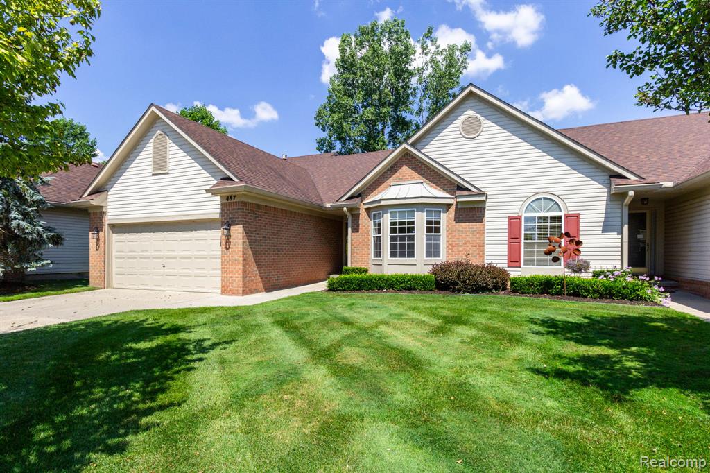 487 N Oak Drive, Commerce Twp, MI 48390 — Photo 2
