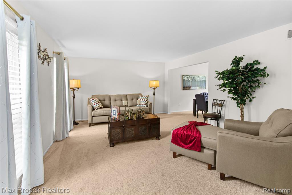 5484 Kingsfield Drive, West Bloomfield, MI — Photo 10