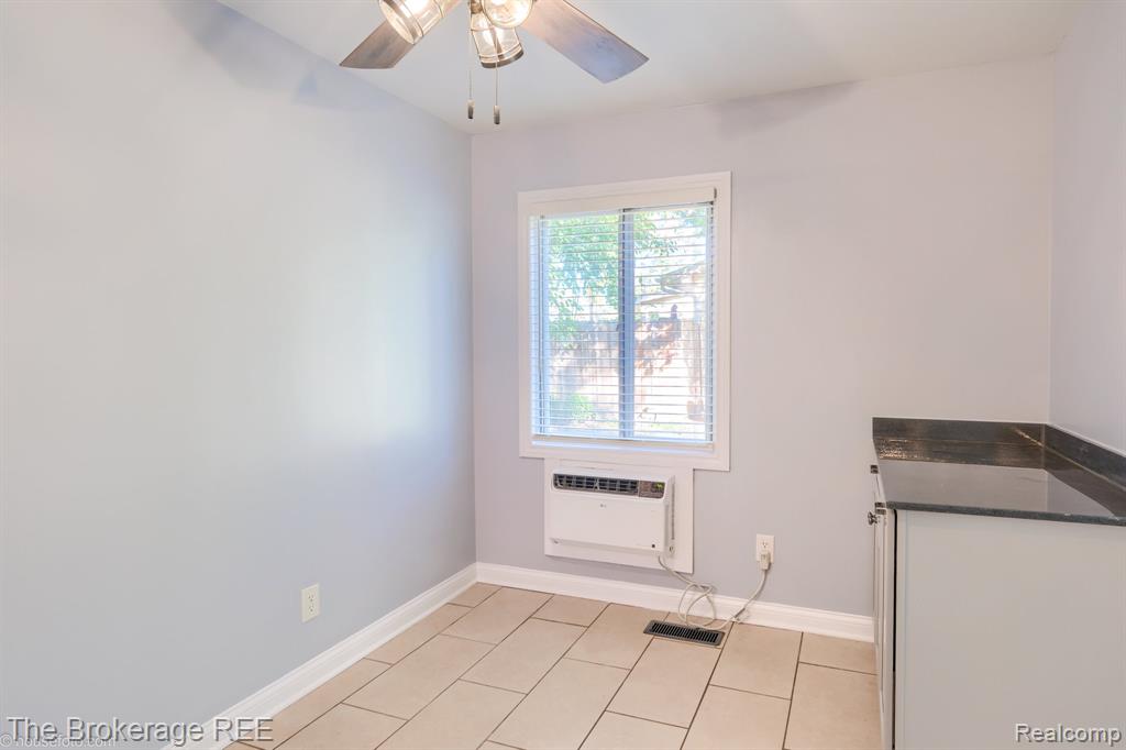 6230 Woodsdale Drive, Grand Blanc, MI 48439 — Photo 14