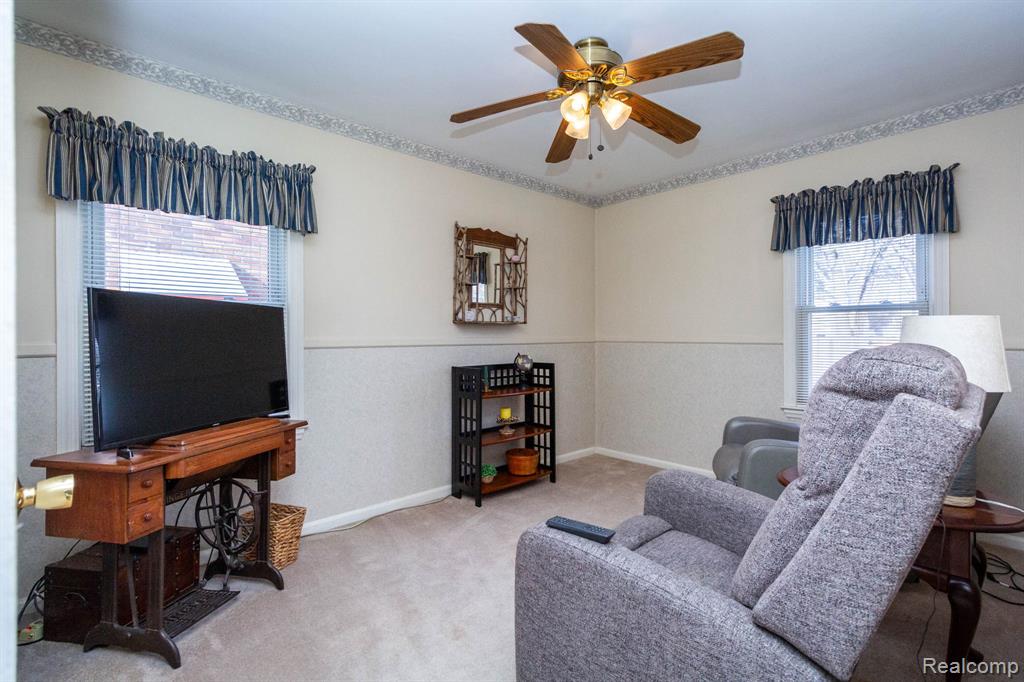20927 Hawthorne Street, Harper Woods, MI 48225 — Photo 11