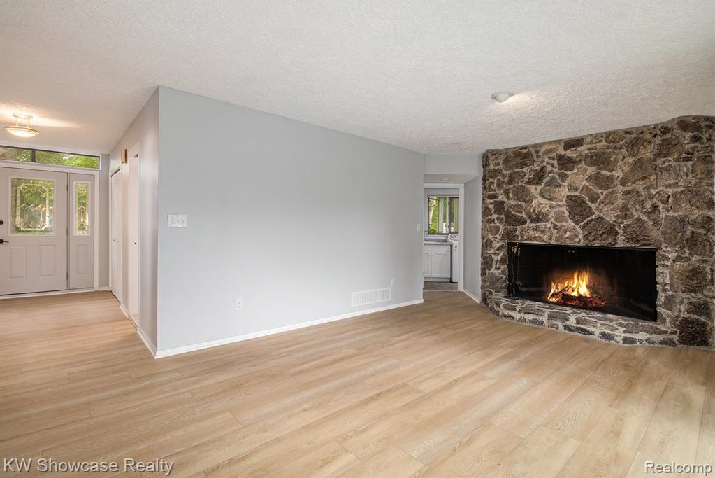 983 ARTDALE, White Lake, MI 48383 — Photo 7