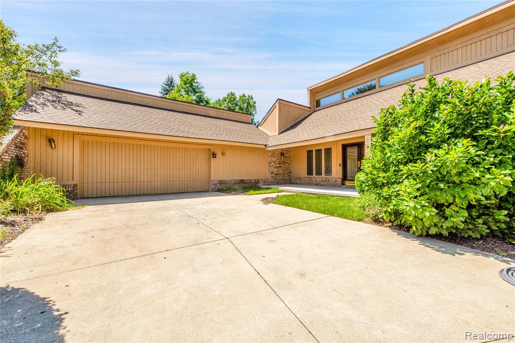 8285 Staghorn Trail, Clarkston, MI 48348 — Photo 2