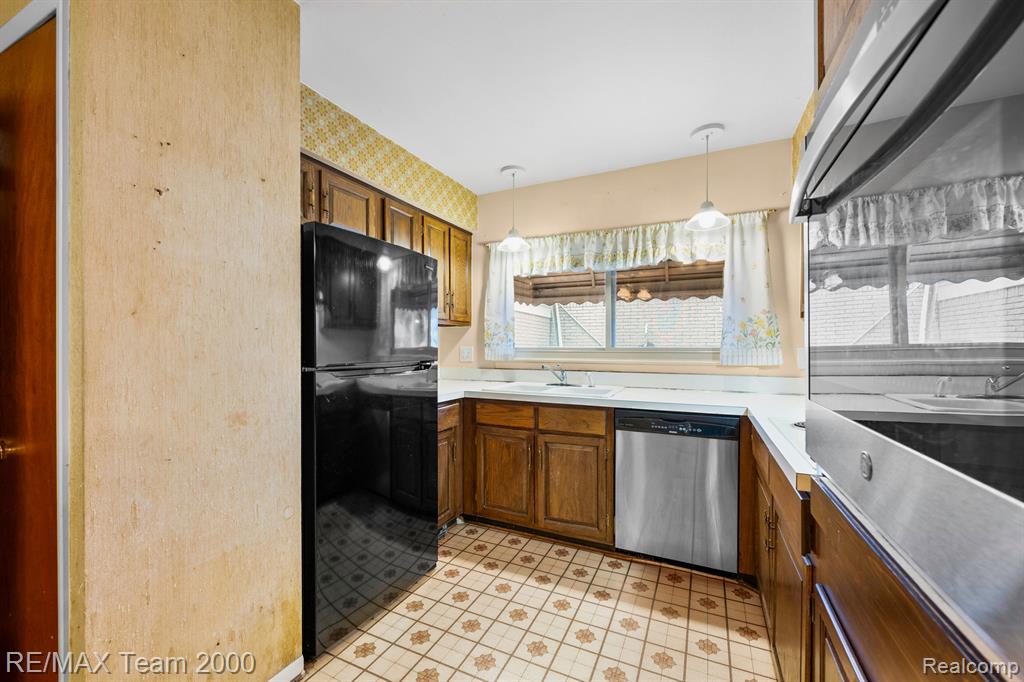 625 CENTRALIA Street, Dearborn Heights, MI 48127 — Photo 20