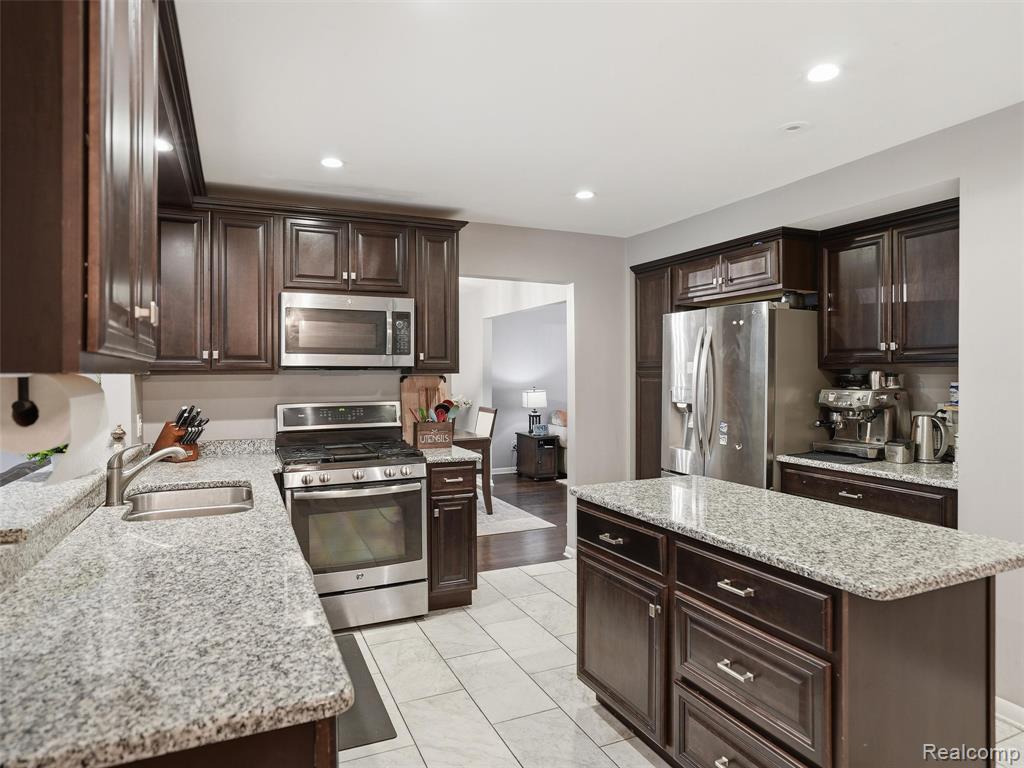 37296 Maple Leaf Court, Clinton Twp, MI 48036 — Photo 16