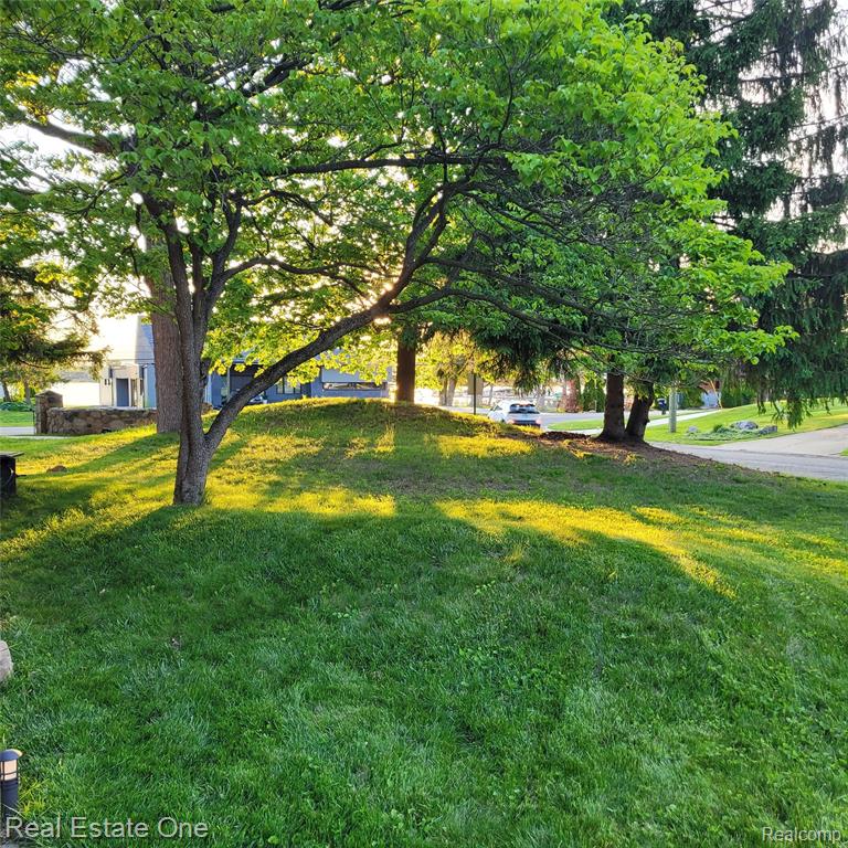 5208 Woodview Drive, Bloomfield Hills, MI 48302 — Photo 34