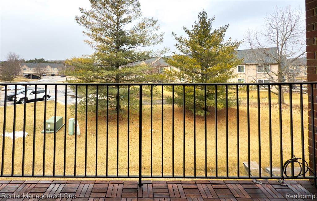44327 LAKEPOINTE Drive, Sterling Heights, MI 48313 — Photo 36
