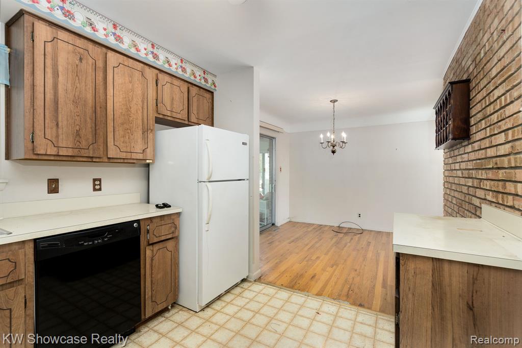 5274 Cooley Lake Road, Waterford, MI 48327 — Photo 29