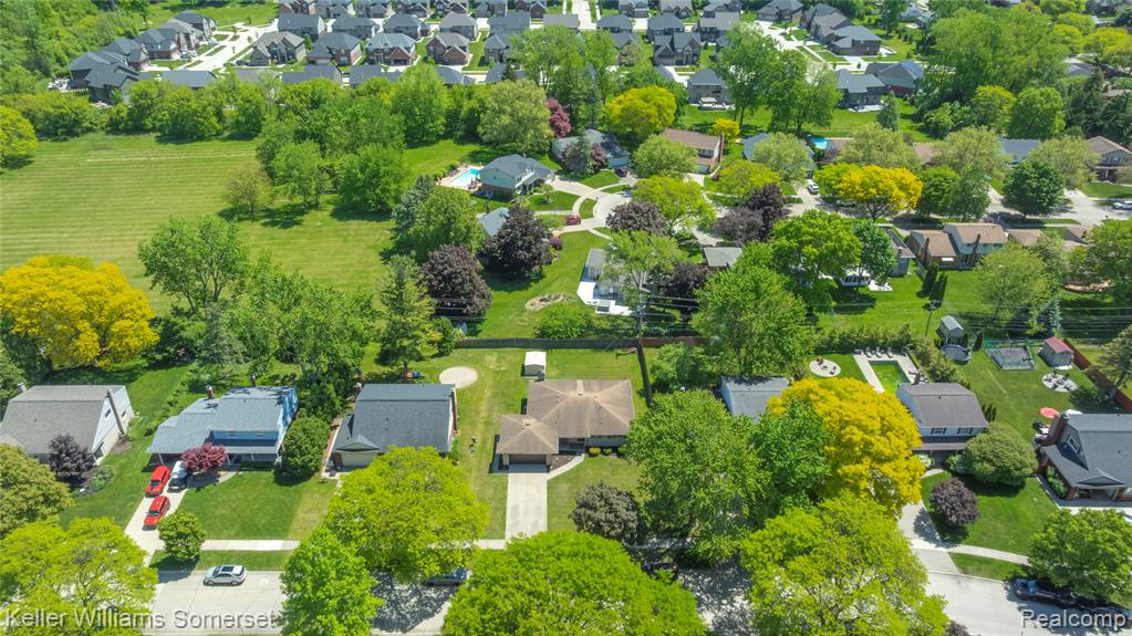 5292 ABINGTON Drive, Troy, MI 48085 — Photo 37