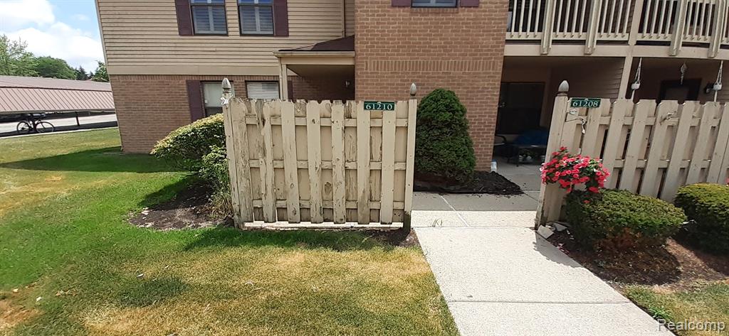 61210 GREENWOOD Drive, South Lyon, MI 48178