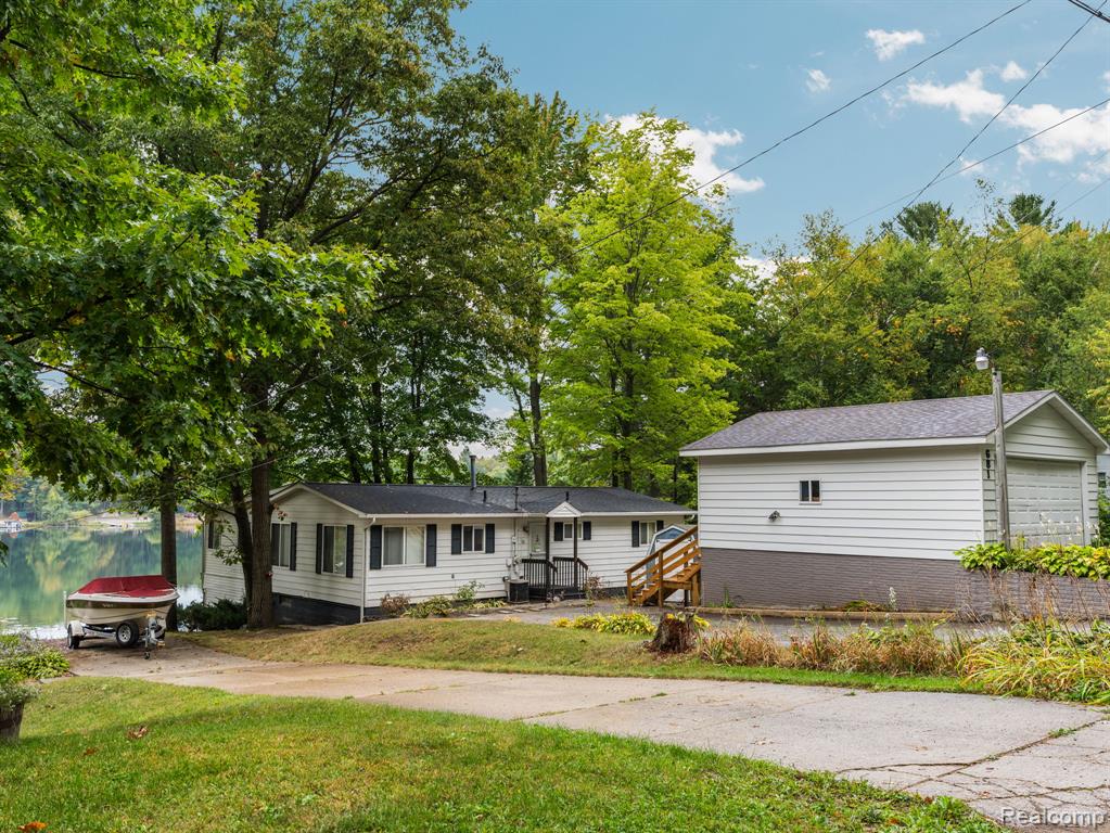 681 Lakeview Drive, Harrison, MI 48625 — Photo 37