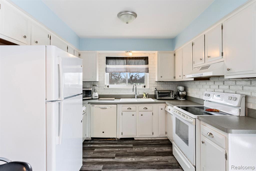 9101 ARLINGTON Drive, Ypsilanti, MI 48198 — Photo 12