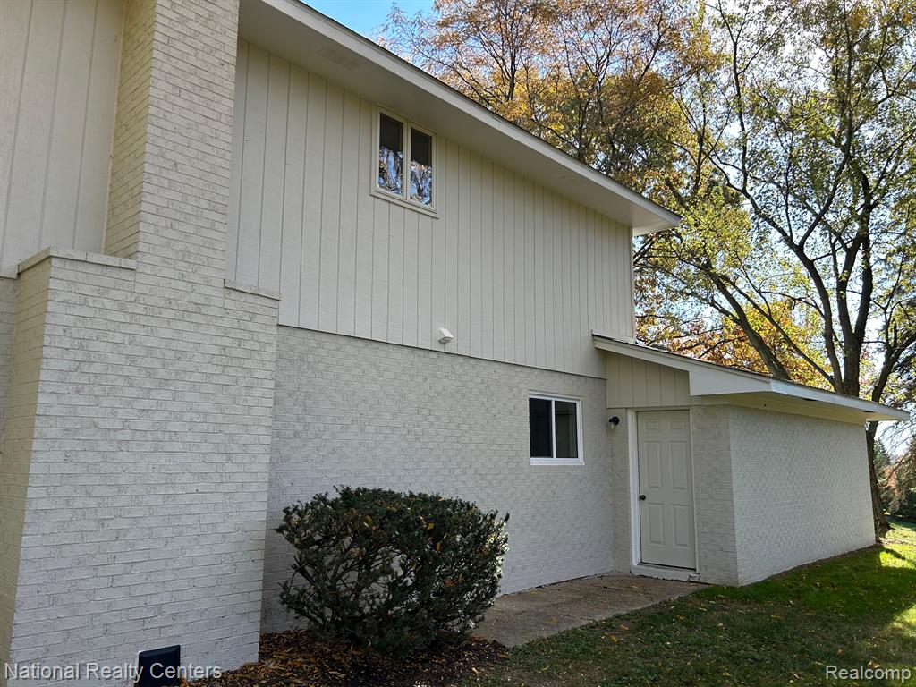 6050 UPPER STRAITS Boulevard, West Bloomfield, MI 48324 — Photo 40