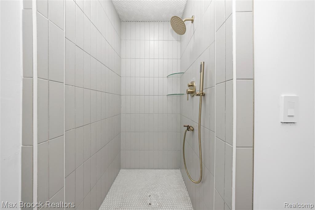 2724 Alveston Drive, Bloomfield, MI 48304 — Photo 23