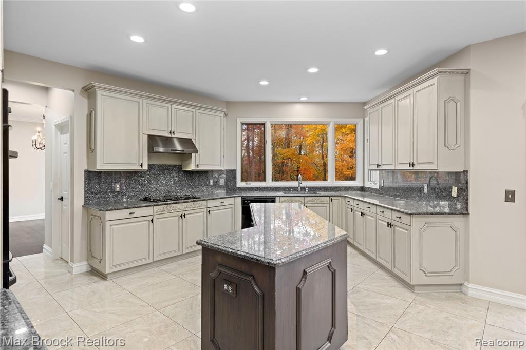 6986 Crosswell Drive, West Bloomfield, MI — Photo 18